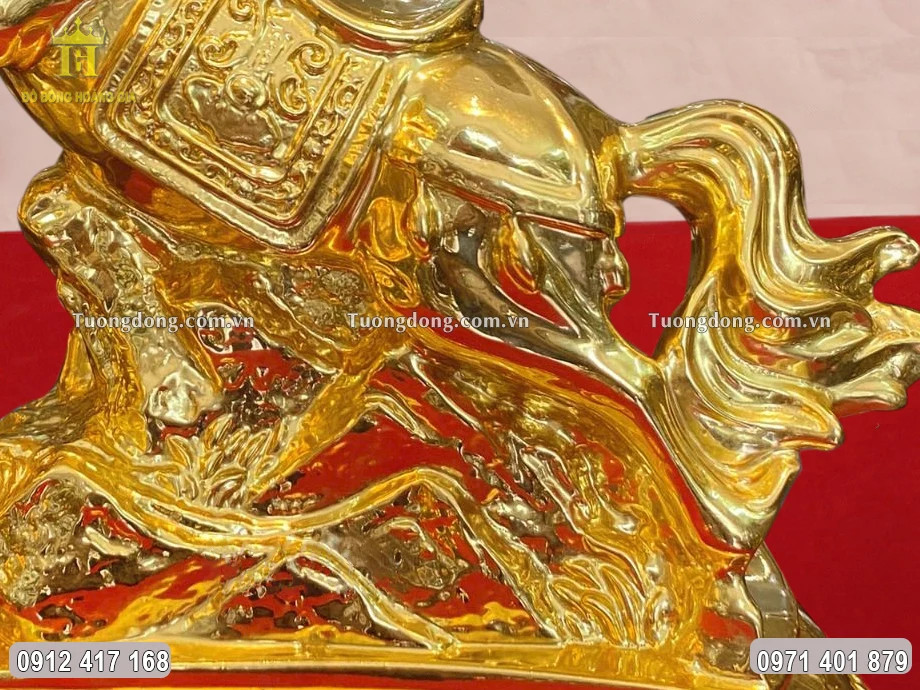 Đuôi ngựa được chạm khắc mềm mại, uốn lượn